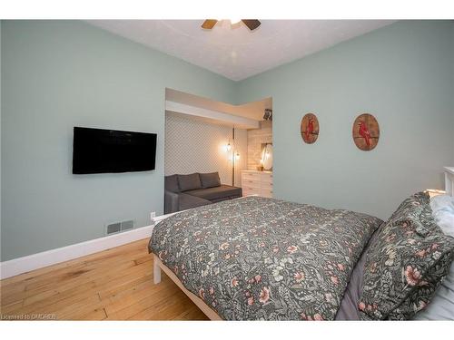 3318 Dundas Street, Burlington, ON - Indoor Photo Showing Bedroom