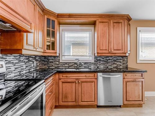 4307 Alta Court, Mississauga, ON - Indoor Photo Showing Kitchen With Double Sink