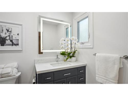 45 Pinecreek Road, Waterdown, ON - Indoor Photo Showing Bathroom