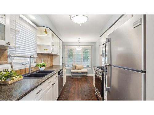 45 Pinecreek Road, Waterdown, ON - Indoor Photo Showing Kitchen With Double Sink With Upgraded Kitchen