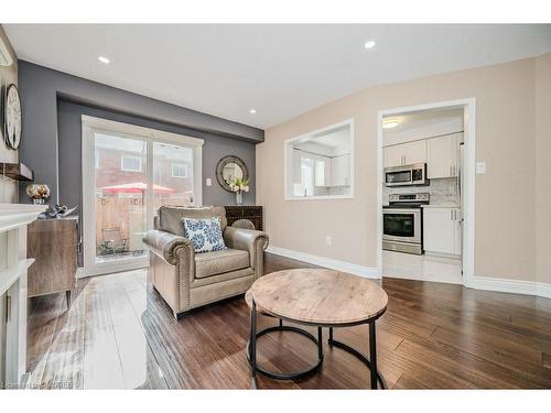 39-2022 Atkinson Drive, Burlington, ON - Indoor Photo Showing Living Room