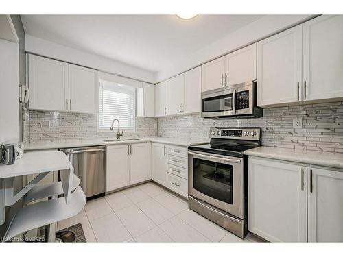 39-2022 Atkinson Drive, Burlington, ON - Indoor Photo Showing Kitchen With Stainless Steel Kitchen With Upgraded Kitchen