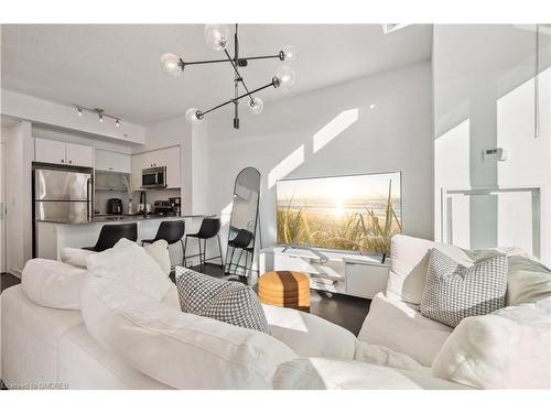 2011-150 East Liberty Street, Toronto, ON - Indoor Photo Showing Living Room