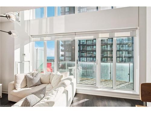 2011-150 East Liberty Street, Toronto, ON - Indoor Photo Showing Living Room