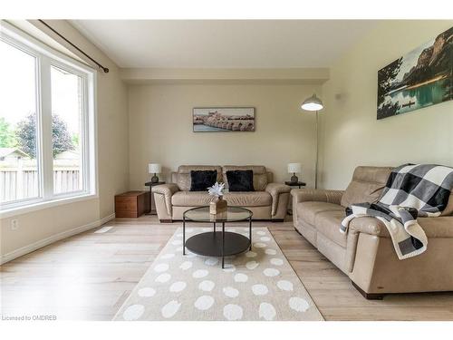 157 Hunter Way, Brantford, ON - Indoor Photo Showing Living Room