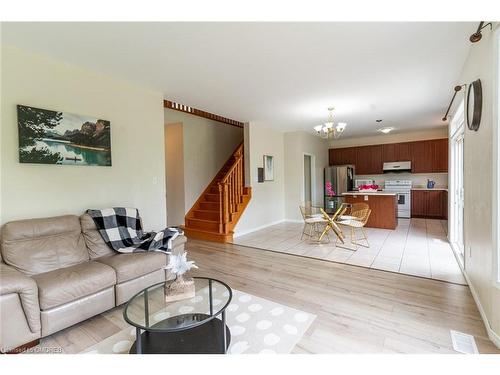 157 Hunter Way, Brantford, ON - Indoor Photo Showing Living Room