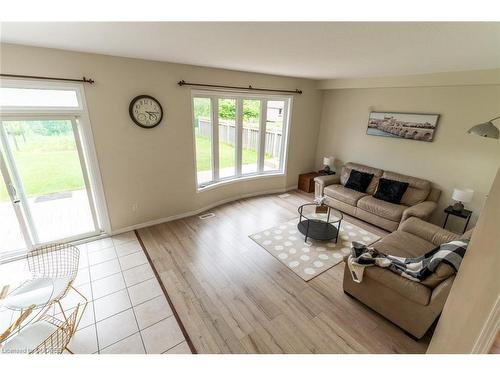 157 Hunter Way, Brantford, ON - Indoor Photo Showing Living Room