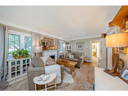 62 Nelson Court, Halton Hills, ON - Indoor Photo Showing Living Room