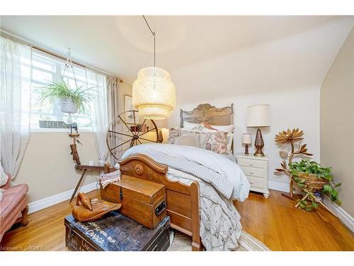 62 Nelson Court, Halton Hills, ON - Indoor Photo Showing Bedroom