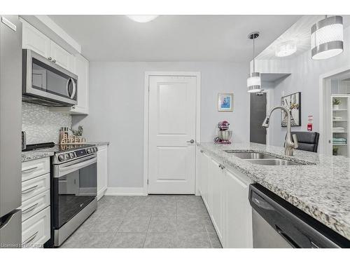 105-2388 Khalsa Gate, Oakville, ON - Indoor Photo Showing Kitchen With Double Sink With Upgraded Kitchen