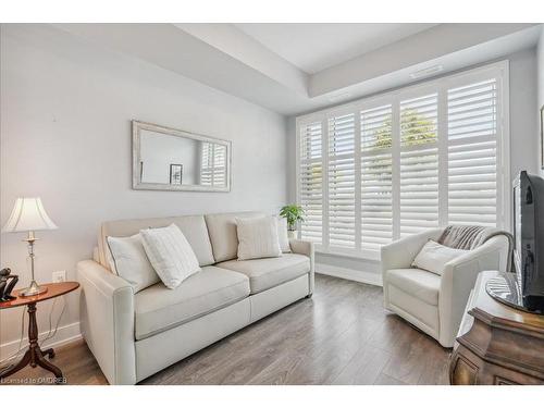 105-2388 Khalsa Gate, Oakville, ON - Indoor Photo Showing Living Room