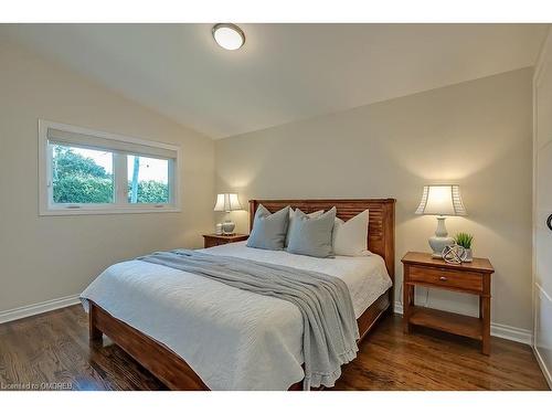 380 Duncombe Drive, Burlington, ON - Indoor Photo Showing Bedroom