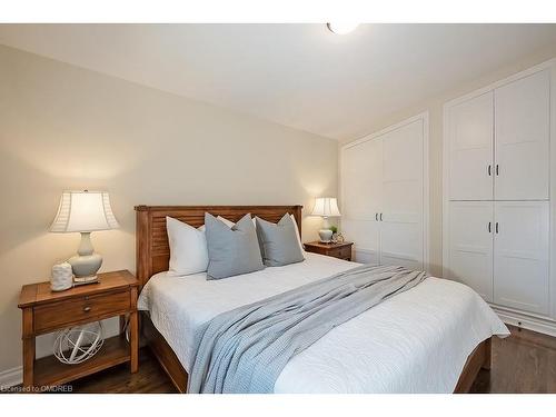 380 Duncombe Drive, Burlington, ON - Indoor Photo Showing Bedroom