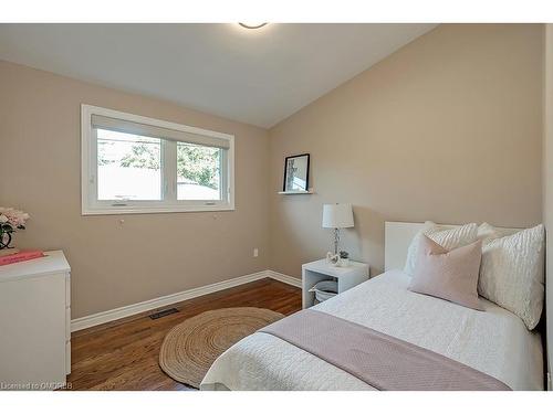 380 Duncombe Drive, Burlington, ON - Indoor Photo Showing Bedroom