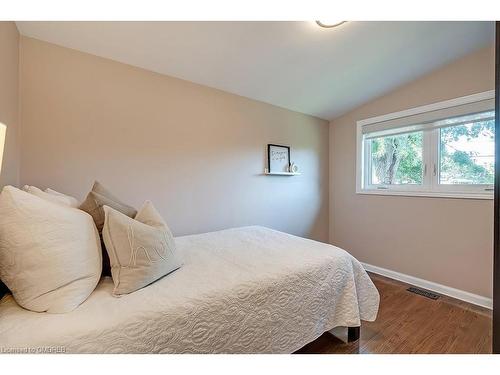 380 Duncombe Drive, Burlington, ON - Indoor Photo Showing Bedroom