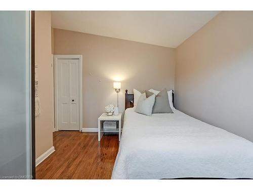 380 Duncombe Drive, Burlington, ON - Indoor Photo Showing Bedroom