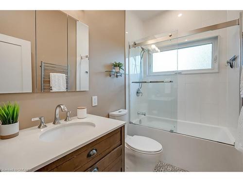 380 Duncombe Drive, Burlington, ON - Indoor Photo Showing Bathroom