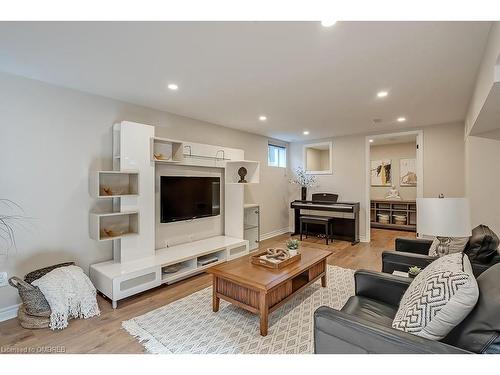 380 Duncombe Drive, Burlington, ON - Indoor Photo Showing Living Room