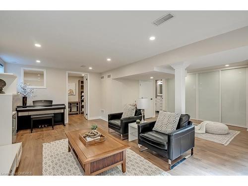 380 Duncombe Drive, Burlington, ON - Indoor Photo Showing Living Room