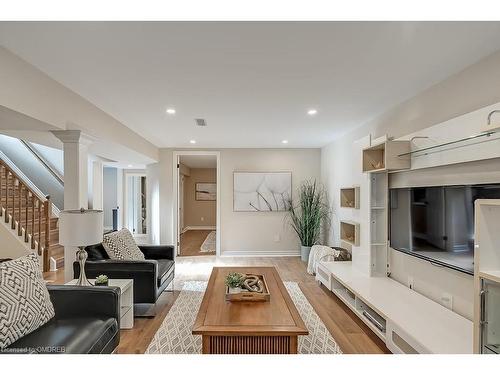 380 Duncombe Drive, Burlington, ON - Indoor Photo Showing Living Room