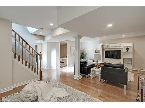 380 Duncombe Drive, Burlington, ON - Indoor Photo Showing Living Room