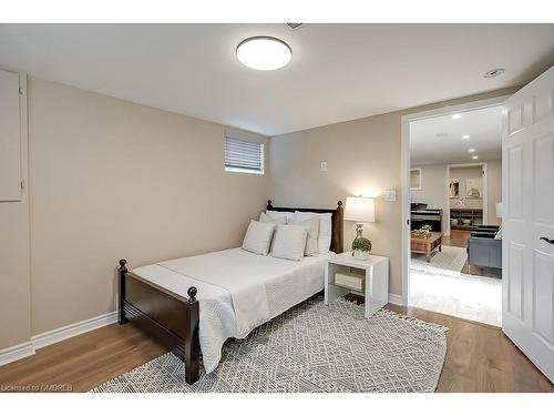 380 Duncombe Drive, Burlington, ON - Indoor Photo Showing Bedroom