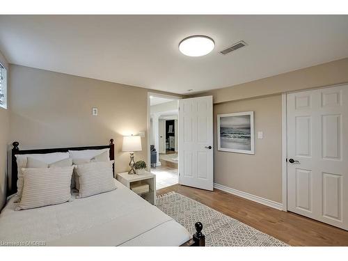 380 Duncombe Drive, Burlington, ON - Indoor Photo Showing Bedroom