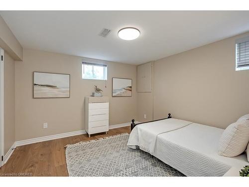 380 Duncombe Drive, Burlington, ON - Indoor Photo Showing Bedroom