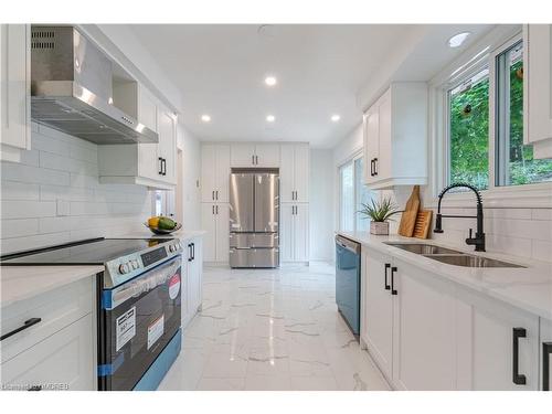 15 Woodridge Drive, Guelph, ON - Indoor Photo Showing Kitchen With Stainless Steel Kitchen With Double Sink With Upgraded Kitchen