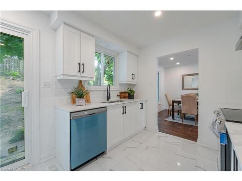 15 Woodridge Drive, Guelph, ON - Indoor Photo Showing Kitchen