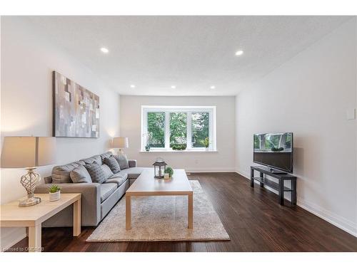 15 Woodridge Drive, Guelph, ON - Indoor Photo Showing Living Room