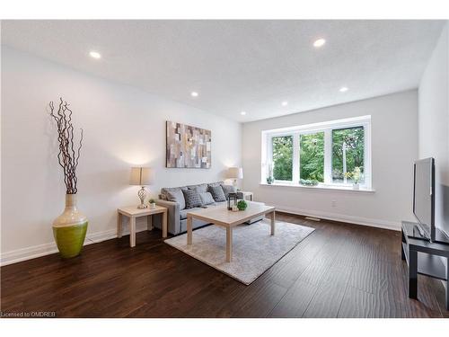 15 Woodridge Drive, Guelph, ON - Indoor Photo Showing Living Room