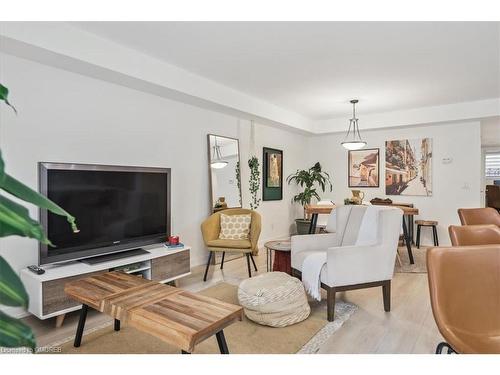 103-3058 Sixth Line, Oakville, ON - Indoor Photo Showing Living Room