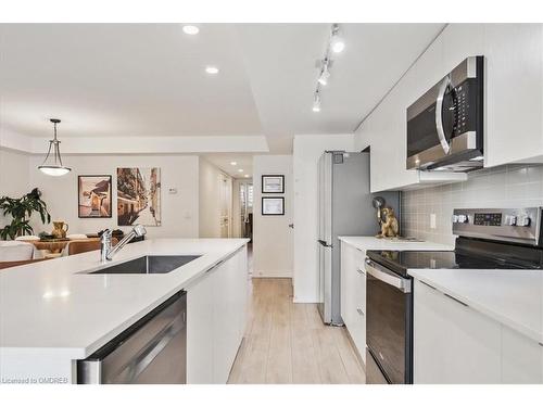 103-3058 Sixth Line, Oakville, ON - Indoor Photo Showing Kitchen With Upgraded Kitchen