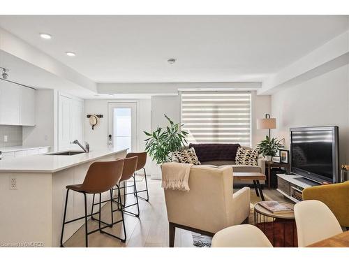 103-3058 Sixth Line, Oakville, ON - Indoor Photo Showing Living Room