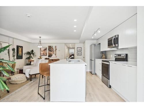 103-3058 Sixth Line, Oakville, ON - Indoor Photo Showing Kitchen