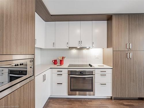 366-1575 Lakeshore Road, Mississauga, ON - Indoor Photo Showing Kitchen