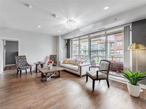 366-1575 Lakeshore Road, Mississauga, ON - Indoor Photo Showing Living Room