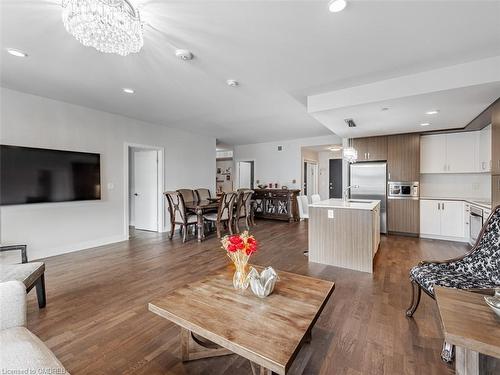 366-1575 Lakeshore Road, Mississauga, ON - Indoor Photo Showing Living Room