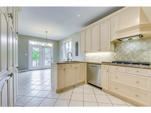 1492 Pinery Crescent, Oakville, ON - Indoor Photo Showing Kitchen