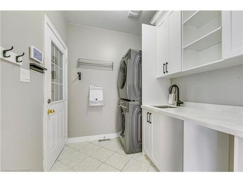 1492 Pinery Crescent, Oakville, ON - Indoor Photo Showing Laundry Room