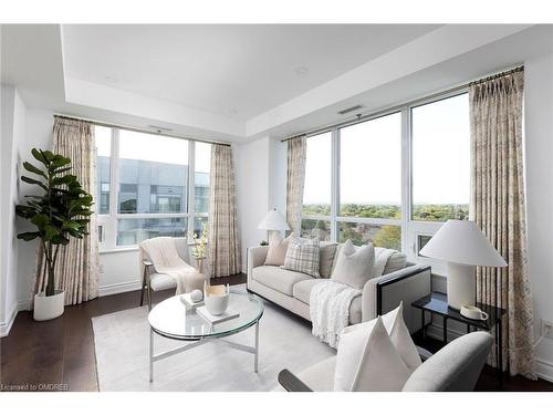 815-3500 Lakeshore Road W, Oakville, ON - Indoor Photo Showing Living Room