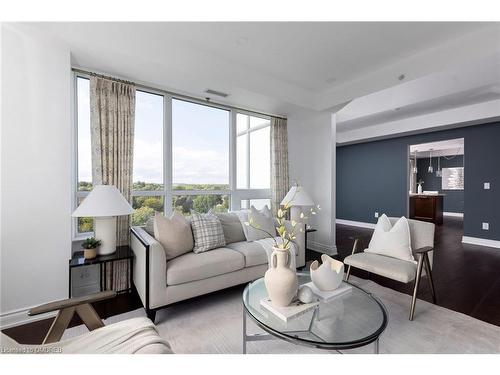 815-3500 Lakeshore Road W, Oakville, ON - Indoor Photo Showing Living Room