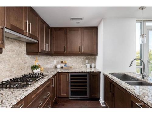 815-3500 Lakeshore Road W, Oakville, ON - Indoor Photo Showing Kitchen With Double Sink With Upgraded Kitchen