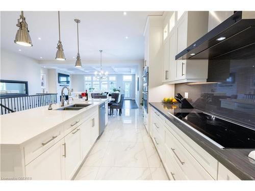 10 Harper Boulevard, Brantford, ON - Indoor Photo Showing Kitchen With Double Sink With Upgraded Kitchen