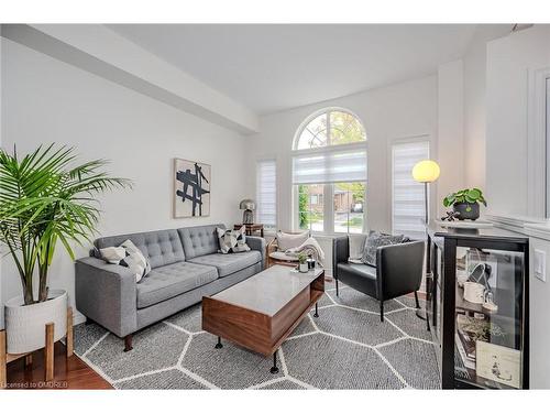 2595 Capilano Crescent, Oakville, ON - Indoor Photo Showing Living Room