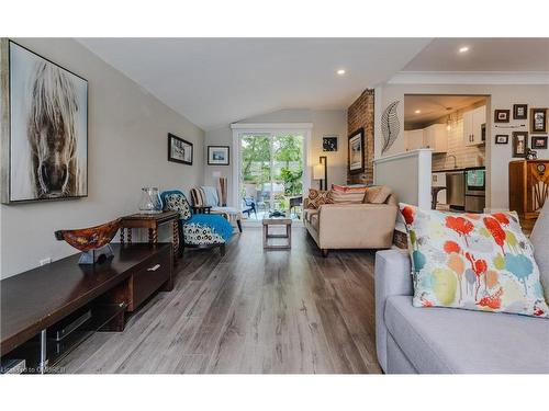 34 Clayburn Avenue, St. Catharines, ON - Indoor Photo Showing Living Room