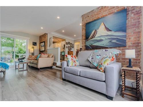 34 Clayburn Avenue, St. Catharines, ON - Indoor Photo Showing Living Room