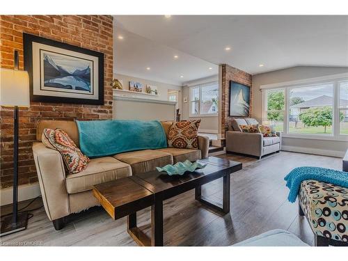 34 Clayburn Avenue, St. Catharines, ON - Indoor Photo Showing Living Room