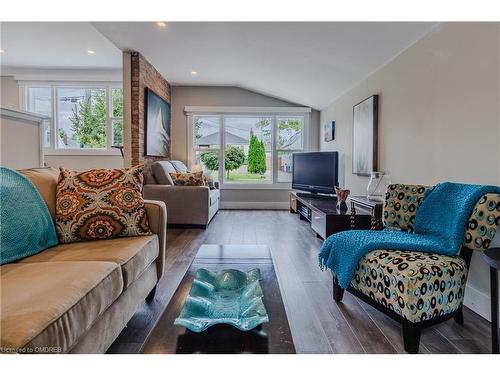 34 Clayburn Avenue, St. Catharines, ON - Indoor Photo Showing Living Room